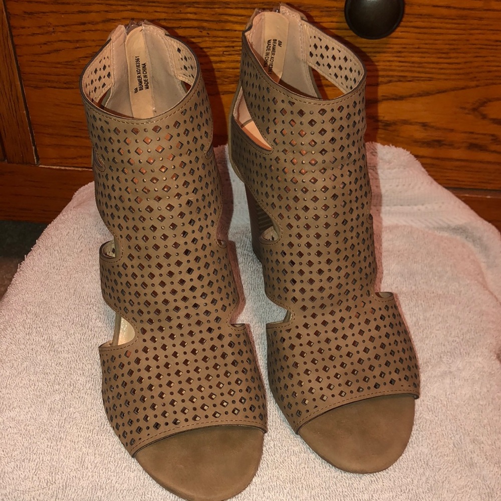 XOXO Sandals Tan 8M